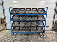Mobiel krattenrek met kratten - afbeelding 1 van  3