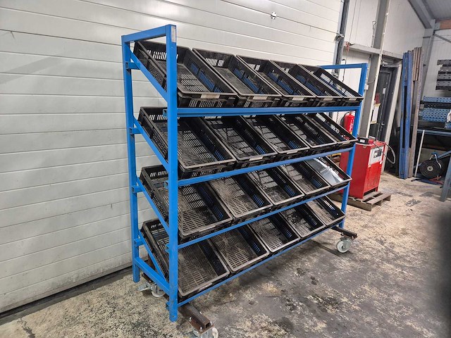 Mobiel krattenrek met kratten - afbeelding 2 van  3