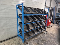 Mobiel krattenrek met kratten - afbeelding 2 van  3