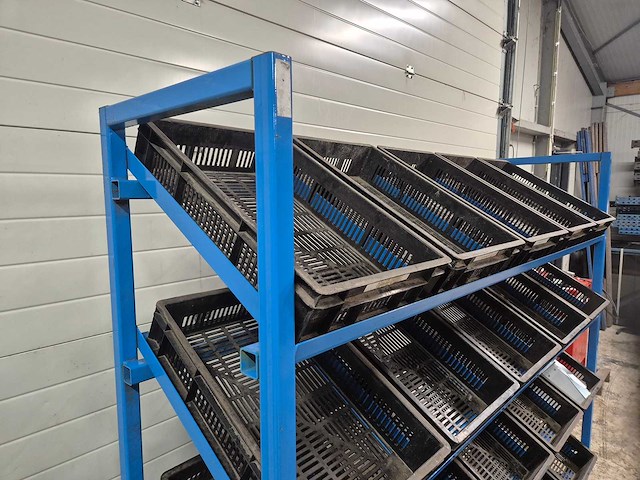 Mobiel krattenrek met kratten - afbeelding 3 van  3