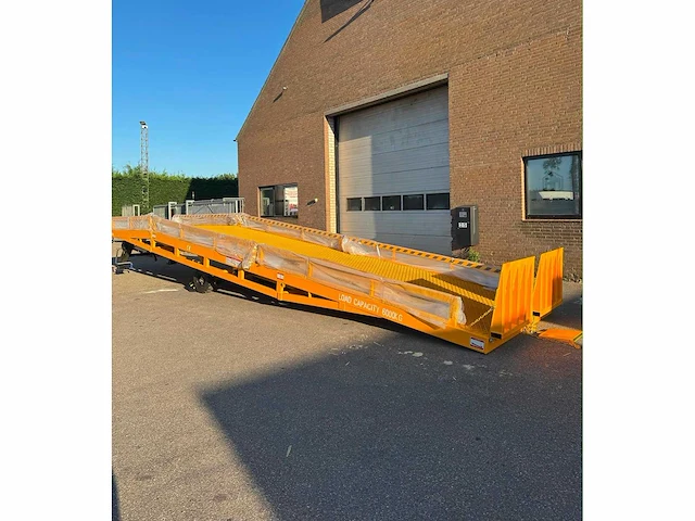 Mobiel laaddock - 6ton laadvermogen - 1130 cm lang- laadbrug verrijdbaar - afbeelding 1 van  10