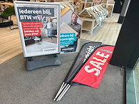 Mobiel stoepbord met houten decoratiestuk en vier beachvlaggen - afbeelding 1 van  4