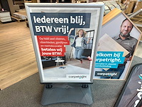 Mobiel stoepbord met houten decoratiestuk en vier beachvlaggen - afbeelding 2 van  4