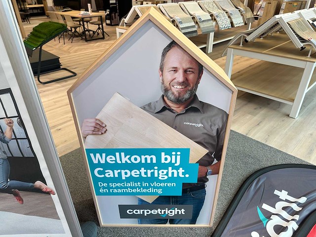 Mobiel stoepbord met houten decoratiestuk en vier beachvlaggen - afbeelding 3 van  4