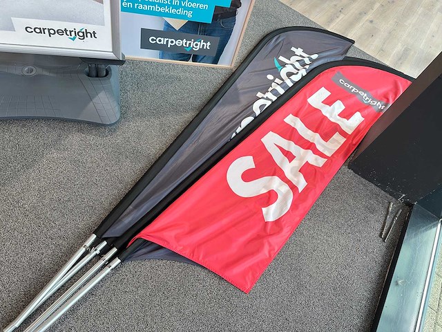 Mobiel stoepbord met houten decoratiestuk en vier beachvlaggen - afbeelding 4 van  4