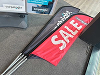 Mobiel stoepbord met houten decoratiestuk en vier beachvlaggen - afbeelding 4 van  4