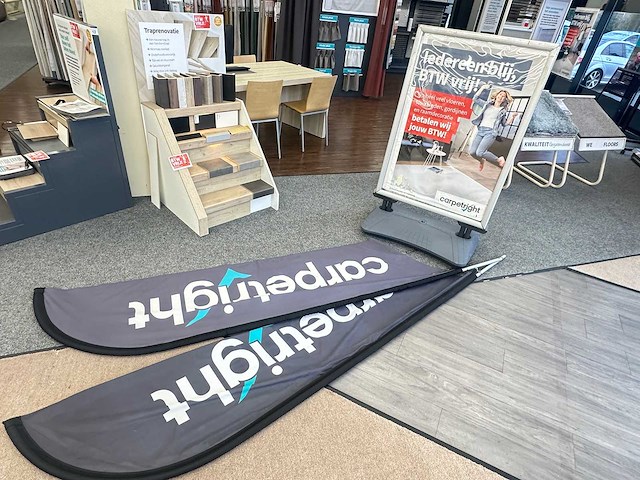 Mobiel stoepbord met twee beachvlaggen - afbeelding 1 van  2