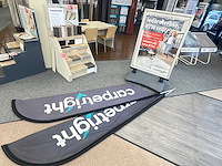 Mobiel stoepbord met twee beachvlaggen