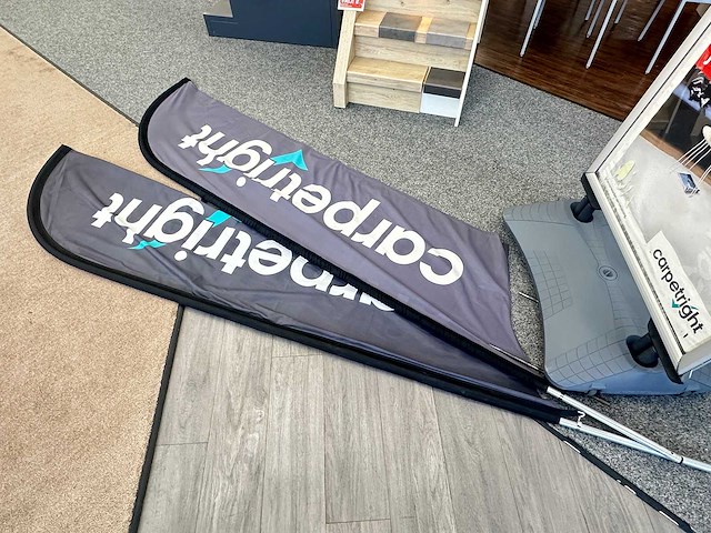 Mobiel stoepbord met twee beachvlaggen - afbeelding 2 van  2