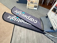 Mobiel stoepbord met twee beachvlaggen - afbeelding 2 van  2