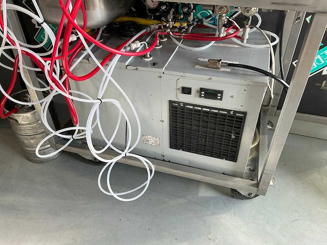 Mobiele biertap 4 kops voor speciaalbier op wielen - afbeelding 8 van  15