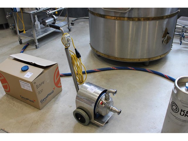 Mobiele brouwerijpomp. let op: kavel is onderdeel van combinatiekavel k001. onderdeel van combinatiekavel complete mini brouwerijopstelling bestaande uit brouwhuis, 8 gistingstanks (deels gevuld), bottellijn, pompen, warmtewisselaar, natte lijn etiketteermachine en chiller - afbeelding 1 van  3