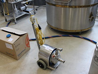 Mobiele brouwerijpomp. let op: kavel is onderdeel van combinatiekavel k001. onderdeel van combinatiekavel complete mini brouwerijopstelling bestaande uit brouwhuis, 8 gistingstanks (deels gevuld), bottellijn, pompen, warmtewisselaar, natte lijn etiketteermachine en chiller - afbeelding 1 van  3