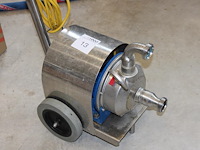 Mobiele brouwerijpomp. let op: kavel is onderdeel van combinatiekavel k001. onderdeel van combinatiekavel complete mini brouwerijopstelling bestaande uit brouwhuis, 8 gistingstanks (deels gevuld), bottellijn, pompen, warmtewisselaar, natte lijn etiketteermachine en chiller - afbeelding 2 van  3