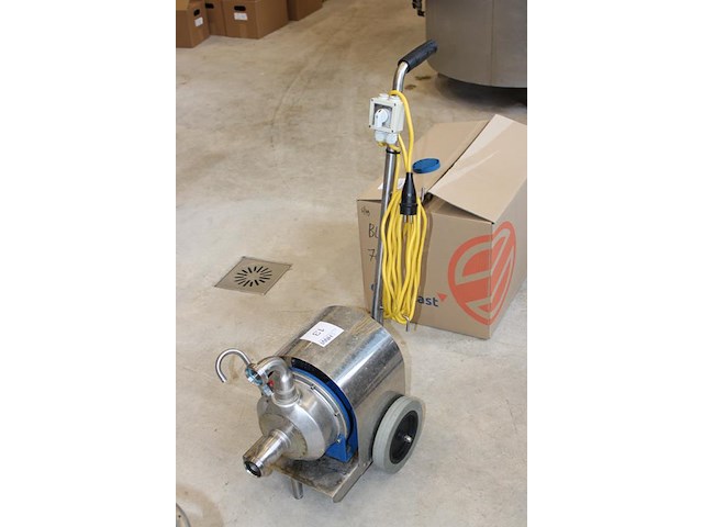 Mobiele brouwerijpomp. let op: kavel is onderdeel van combinatiekavel k001. onderdeel van combinatiekavel complete mini brouwerijopstelling bestaande uit brouwhuis, 8 gistingstanks (deels gevuld), bottellijn, pompen, warmtewisselaar, natte lijn etiketteermachine en chiller - afbeelding 3 van  3