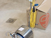 Mobiele brouwerijpomp. let op: kavel is onderdeel van combinatiekavel k001. onderdeel van combinatiekavel complete mini brouwerijopstelling bestaande uit brouwhuis, 8 gistingstanks (deels gevuld), bottellijn, pompen, warmtewisselaar, natte lijn etiketteermachine en chiller - afbeelding 3 van  3