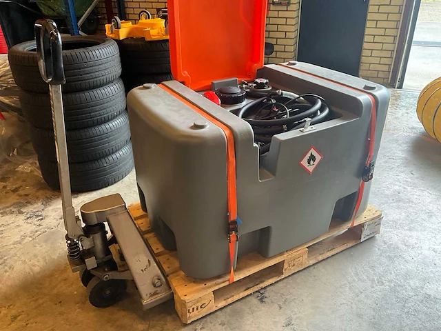 Mobiele dieseltank - met 12 volt pomp - 400 liter feulpods - afbeelding 1 van  9