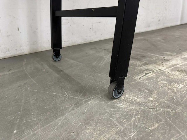 Mobiele epoxy boomstamtafel - afbeelding 7 van  7