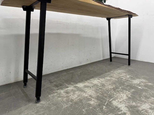Mobiele epoxy boomstamtafel - afbeelding 5 van  6
