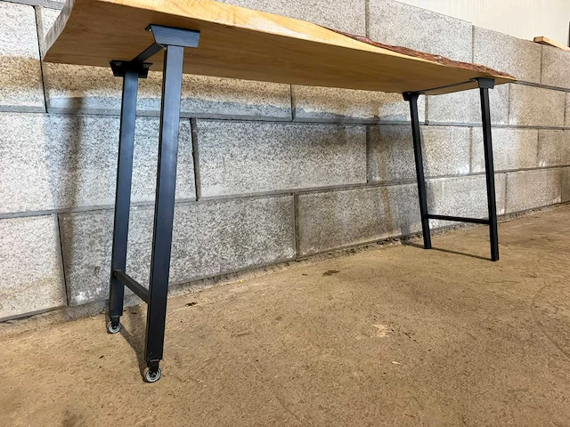 Mobiele epoxy boomstamtafel - afbeelding 6 van  11