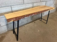 Mobiele epoxy boomstamtafel