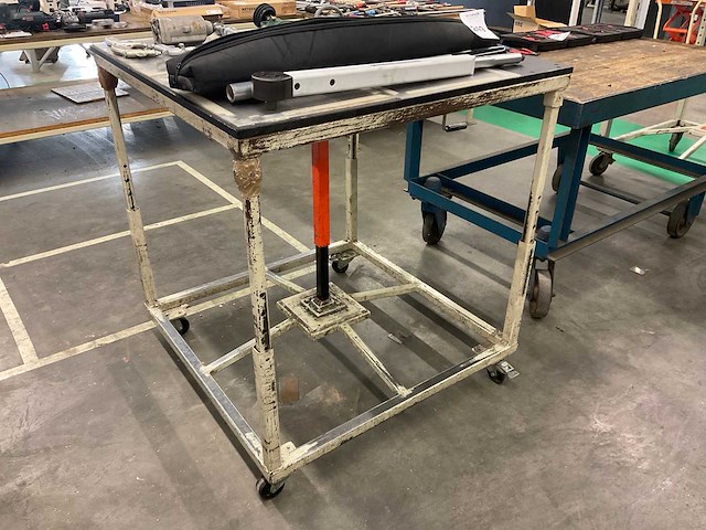 Mobiele, inhoogte verstelbare werktafels (3x) - afbeelding 4 van  7