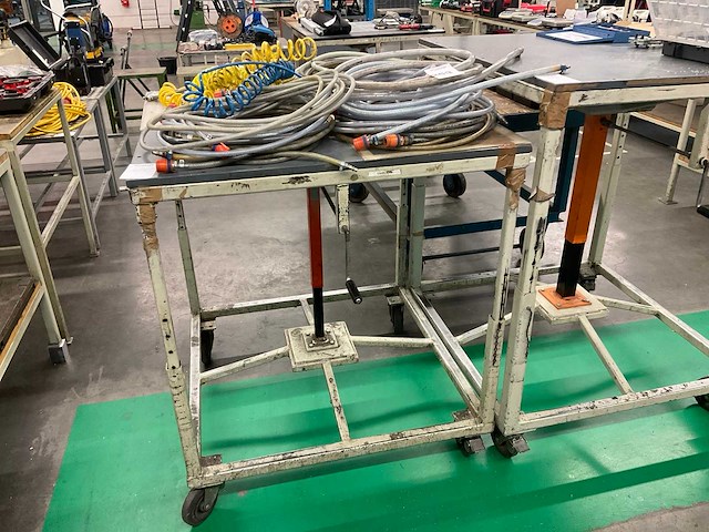 Mobiele, inhoogte verstelbare werktafels (3x) - afbeelding 6 van  7