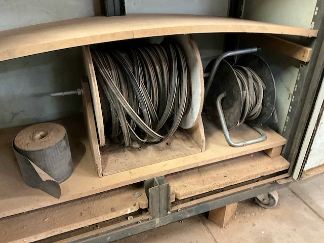 Mobiele kast met deur/raam rubbers - afbeelding 3 van  5