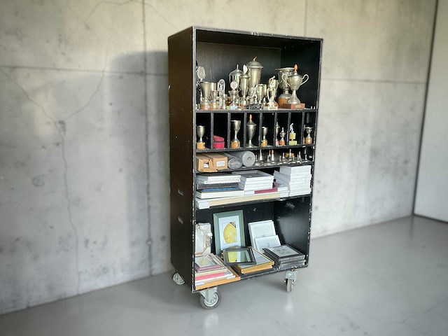 Mobiele kast met inhoud - afbeelding 1 van  2