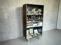 Mobiele kast met inhoud - afbeelding 1 van  2