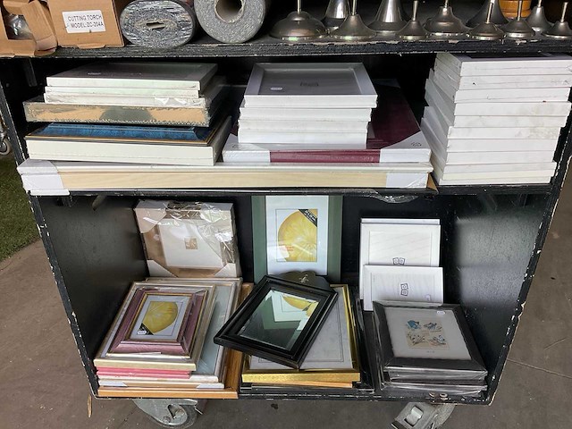 Mobiele kast met inhoud - afbeelding 2 van  2