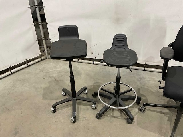 Mobiele krukken en bureaustoel - afbeelding 4 van  5