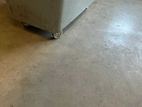 Mobiele kunststof bak met alu zaagresidu - afbeelding 1 van  2