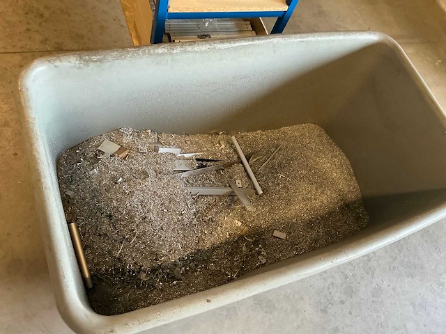 Mobiele kunststof bak met alu zaagresidu - afbeelding 1 van  2