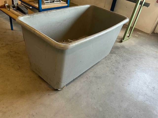 Mobiele kunststof bak met alu zaagresidu - afbeelding 3 van  3