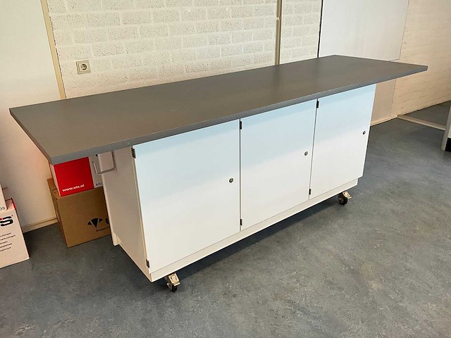 Mobiele laboratoriumtafel - afbeelding 3 van  3