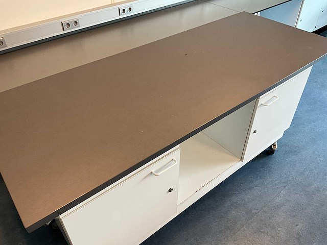 Mobiele laboratoriumtafel - afbeelding 2 van  3