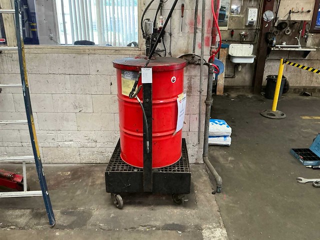 Mobiele lekbak met slanghaspel en pomp - afbeelding 6 van  8