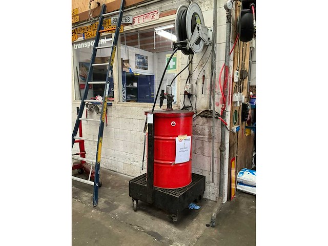 Mobiele lekbak met slanghaspel en pomp - afbeelding 1 van  8