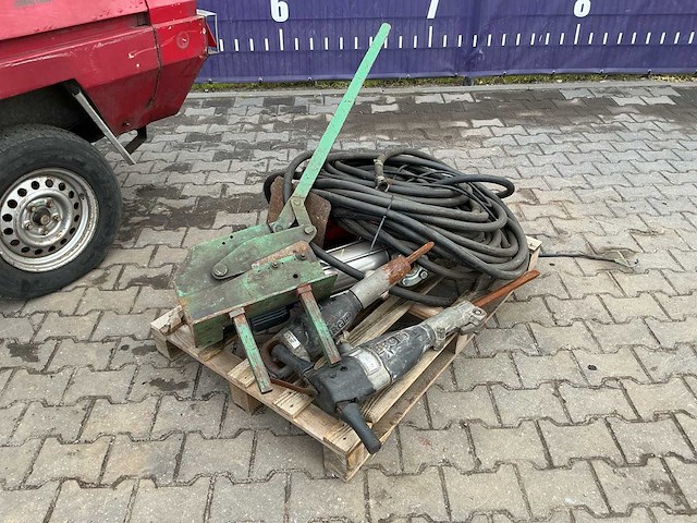 Mobiele luchtcompressor met pneumatische sloophamers - afbeelding 4 van  5