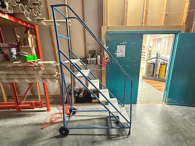 Mobiele platformtrap - afbeelding 1 van  3