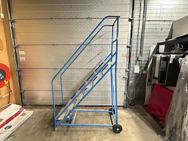 Mobiele platformtrap - afbeelding 1 van  4