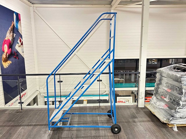 Mobiele platformtrap - afbeelding 1 van  4