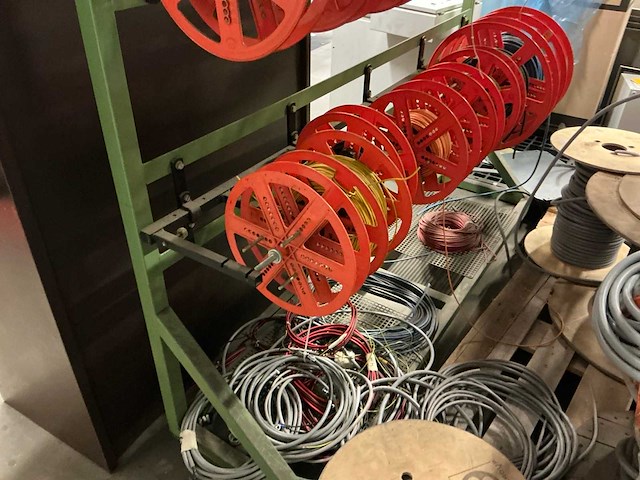 Mobiele rek met hervulbare haspels elektriciteitkabels - afbeelding 9 van  15