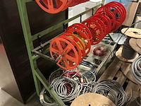 Mobiele rek met hervulbare haspels elektriciteitkabels - afbeelding 9 van  15