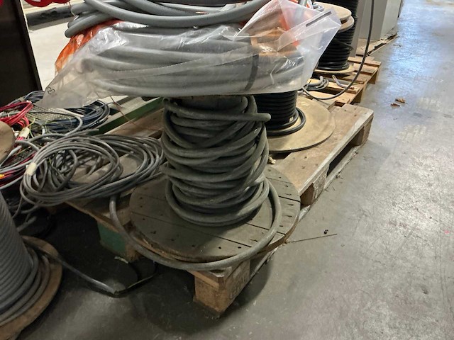 Mobiele rek met hervulbare haspels elektriciteitkabels - afbeelding 13 van  15