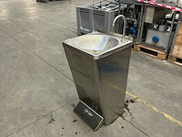 Mobiele rvs handwasunit / handwaszuil (18x)