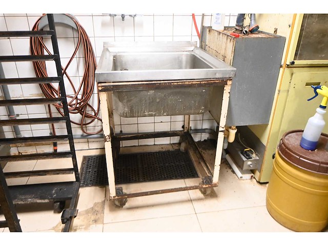 Mobiele rvs spoelbak - afbeelding 1 van  3