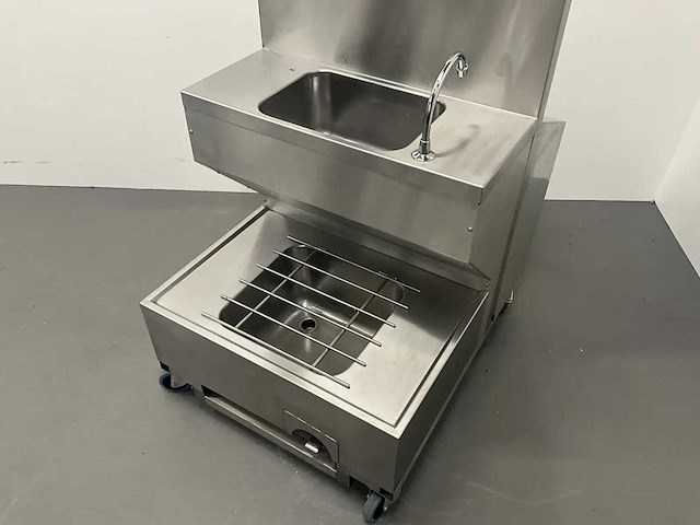 Mobiele rvs spoeltafel met close-in boiler - afbeelding 3 van  13