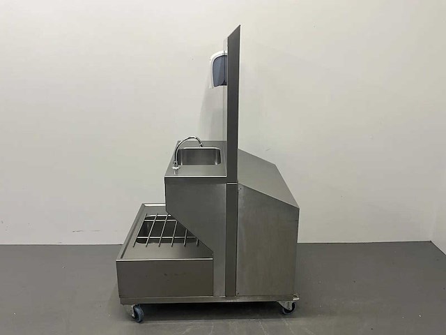 Mobiele rvs spoeltafel met close-in boiler - afbeelding 10 van  13